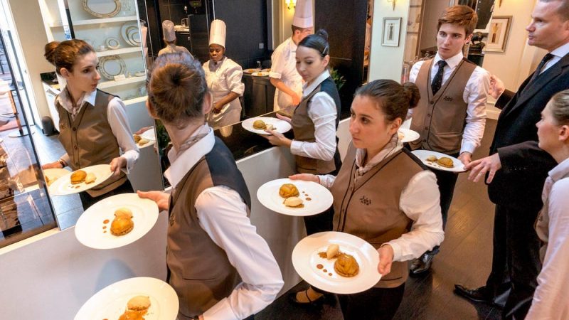 5 Reasons Why Eating at a Hotel Restaurant is Worth It